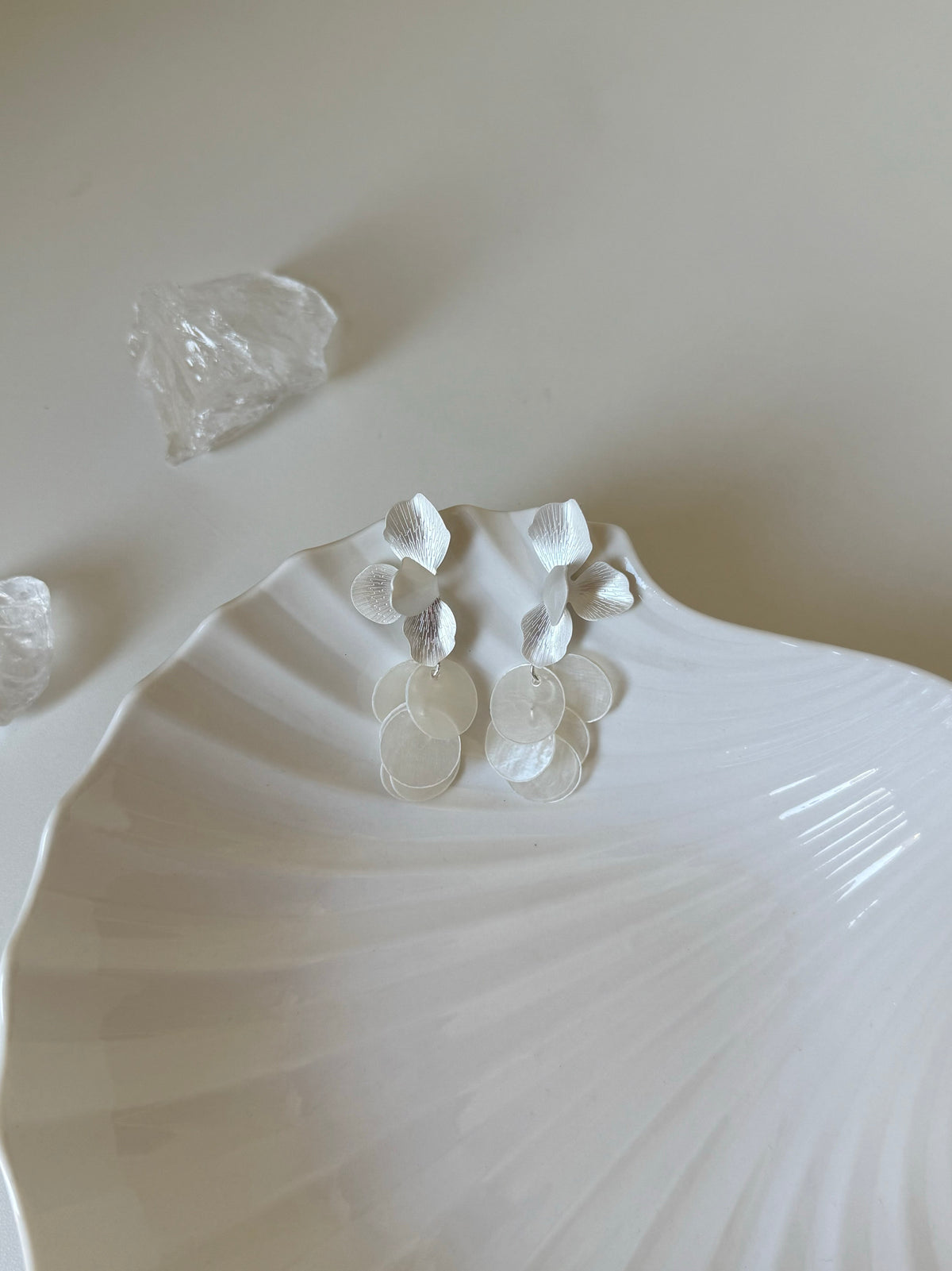 Mother-of-Pearl Flower Earrings - SH5101XU