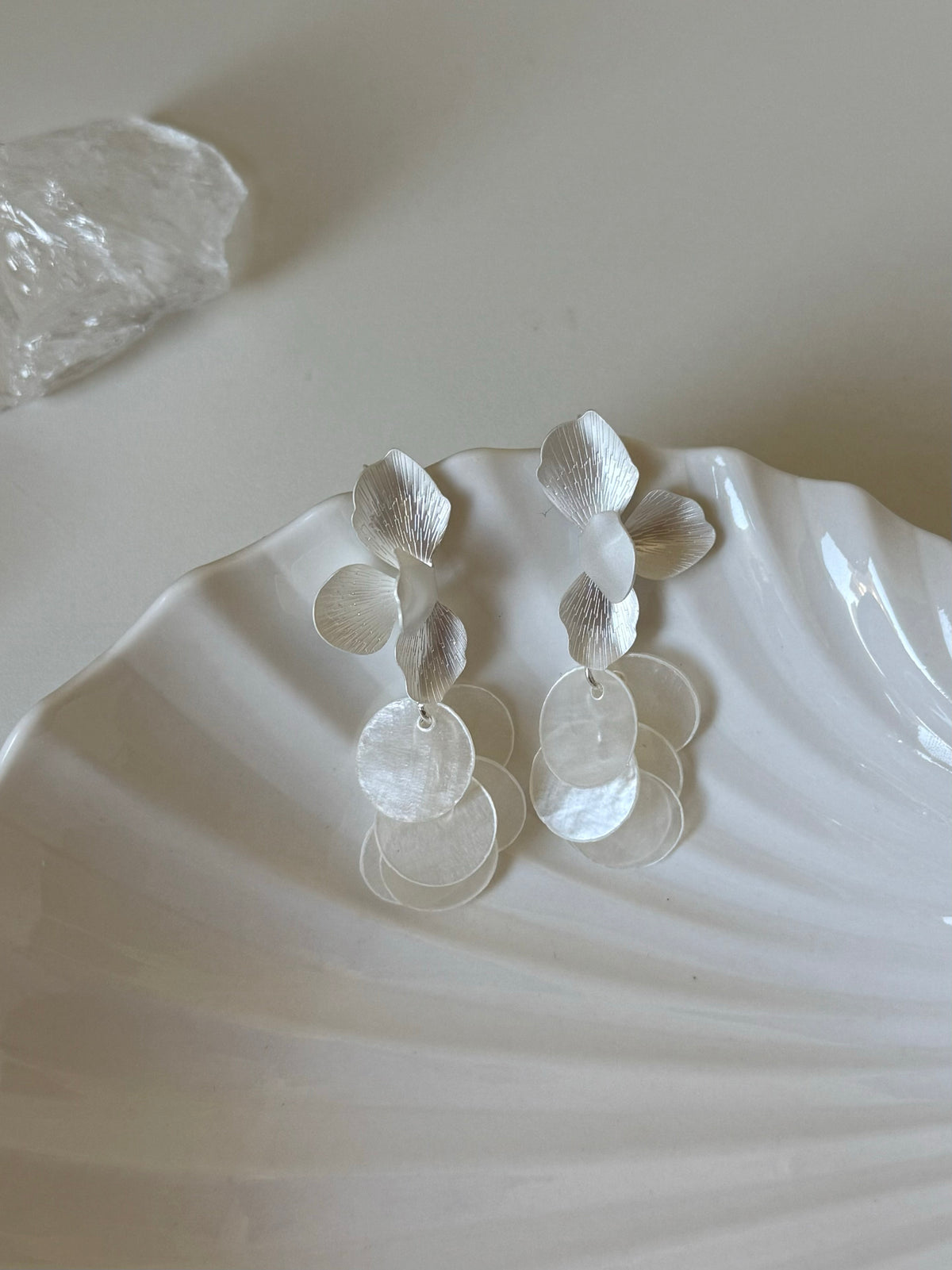 Mother-of-Pearl Flower Earrings - SH5101XU