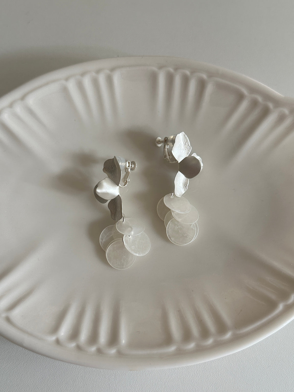 Mother-of-Pearl Flower Earrings - SH5101XU