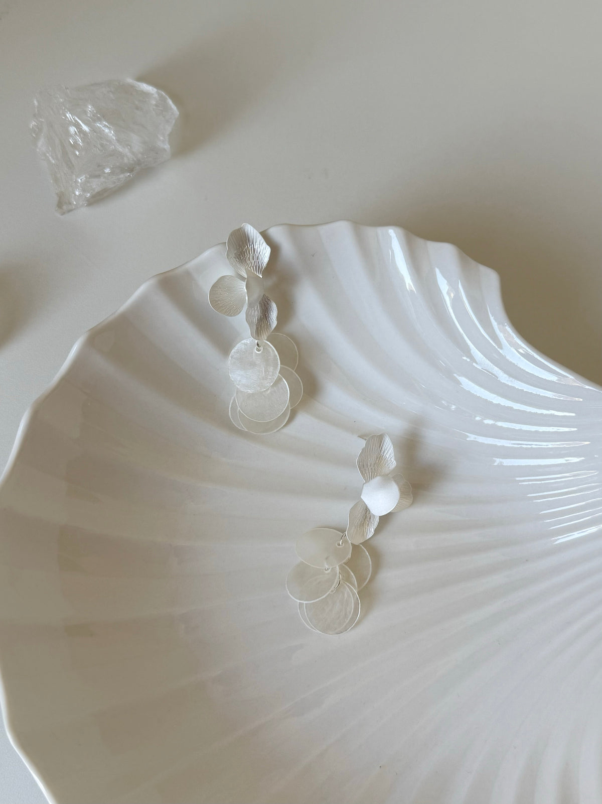 Mother-of-Pearl Flower Earrings - SH5101XU