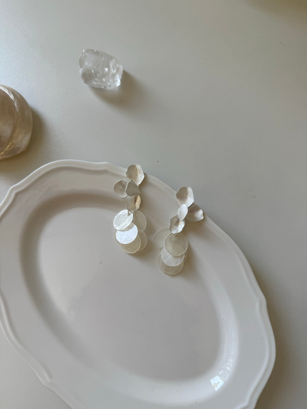 Mother-of-Pearl Flower Earrings - SH5101XU