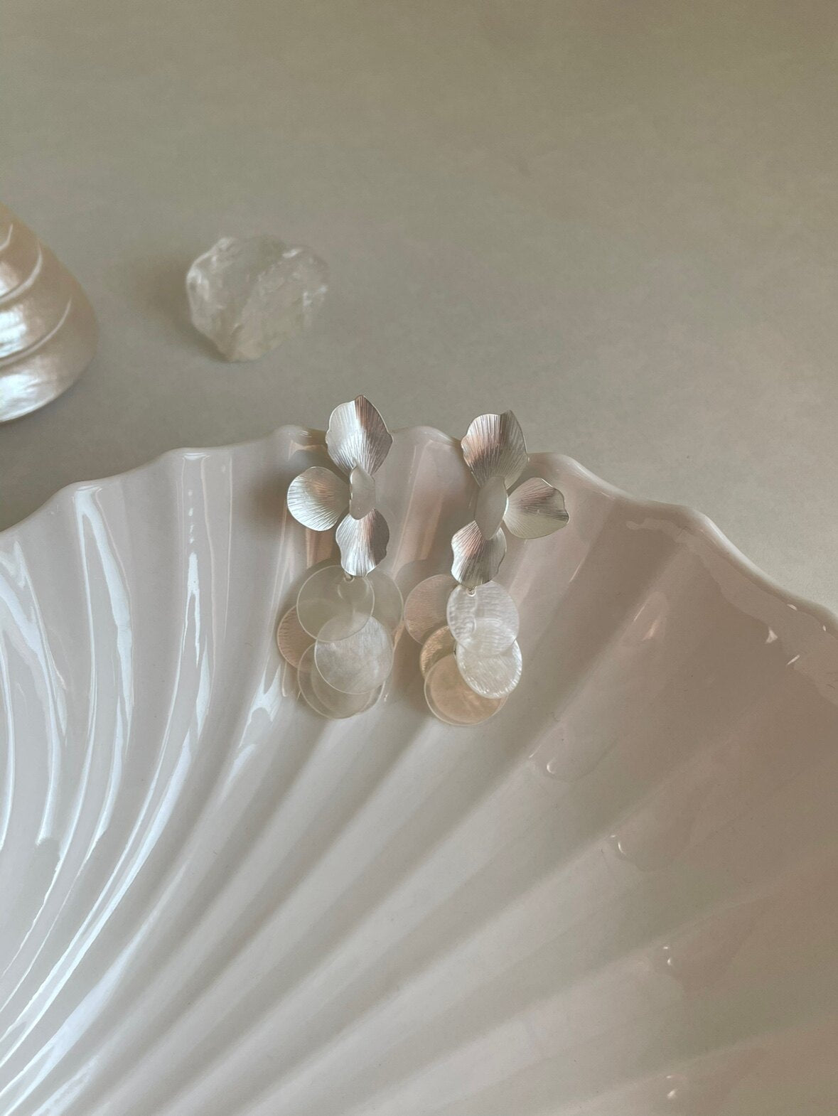 Mother-of-Pearl Flower Earrings - SH5101XU